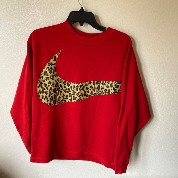 Nike Women’s Red Cheetah Sweatshirt Size XS Loungewear Workout Pullover Top - Picture 2 of 7